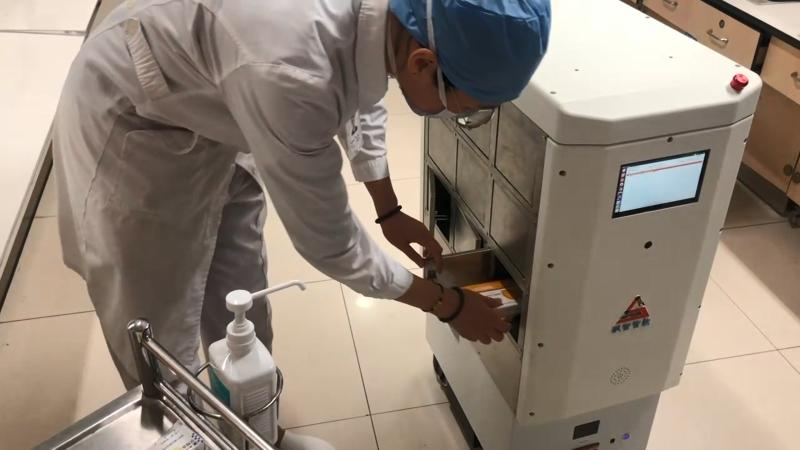 機器人“三劍客”！測體溫、會送藥、能消毒，就在閔行這里誕生……(圖4)