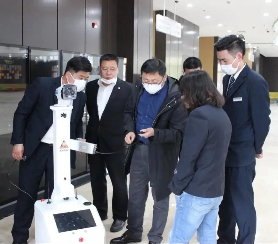 機器人“三劍客”！測體溫、會送藥、能消毒，就在閔行這里誕生……(圖2)
